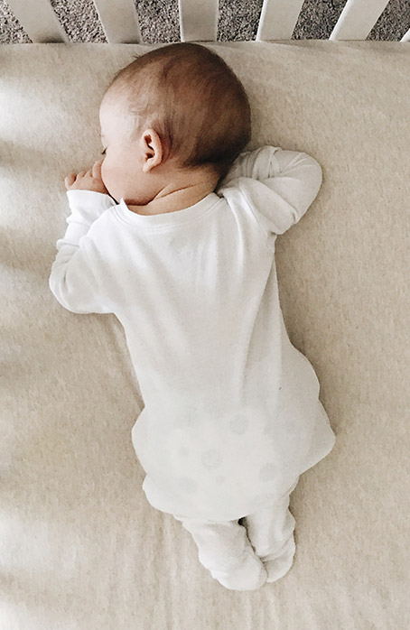 baby-in-crib baby-in-crib